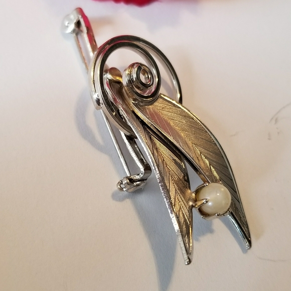 Relisted -Vintage leaf brooch silver tone pearl - Picture 9 of 10